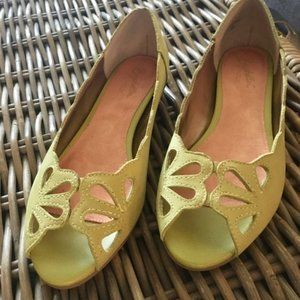 NWOT Seychelles open toe flats- Lovely chartreuse color